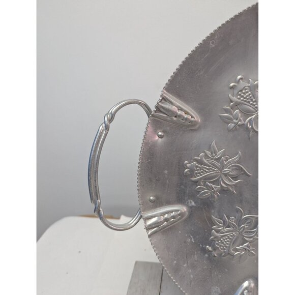 Vintage Hammered Aluminum Serving Tray Round Scalloped Border Twist Handles - Picture 3 of 6